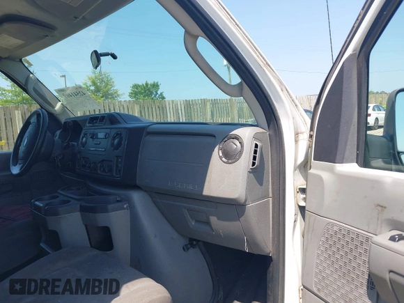 2013 Ford Econoline Cargo Commercial z VIN 1FTNE2EW7DDA46178, wystawiony jako IAAI lot #42541409 z przebiegiem 269 178 mil mil oraz . Historia ofert i sprzedaży dostępna na DreamBid. Obrazek 5.