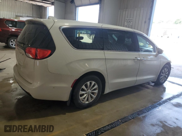 2019 Chrysler Pacifica Touring Plus z VIN 2C4RC1FG3KR636753, wystawiony jako Copart lot #60466095 z przebiegiem 109 678 mil mil oraz Szkoda całkowita • Salvage title. Historia ofert i sprzedaży dostępna na DreamBid. Obrazek 3.