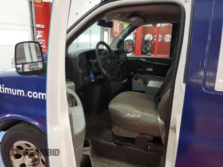 2013 Chevrolet Express Cargo z VIN 1GCSGAFX2D1138833, wystawiony jako IAAI lot #42521021 z przebiegiem 103 313 mil mil oraz . Historia ofert i sprzedaży dostępna na DreamBid. Obrazek 2.