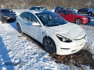 2022 Tesla Model 3 Long Range z VIN 5YJ3E1EB5NF266511, wystawiony jako IAAI lot #41394890 z przebiegiem 56 187 mil mil oraz . Historia ofert i sprzedaży dostępna na DreamBid. Obrazek 1.