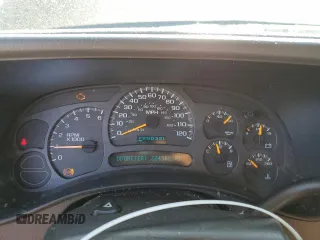 2003 Chevrolet Suburban Z71 z VIN 3GNFK16Z33G137747, wystawiony jako Copart lot #55563055 z przebiegiem 224 502 mil mil oraz Szkoda całkowita • Salvage title. Historia ofert i sprzedaży dostępna na DreamBid. Obrazek 9.