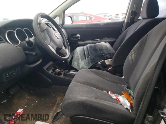 2009 Nissan Versa 1.6 z VIN 3N1CC11E09L468737, wystawiony jako Copart lot #51859825 z przebiegiem Nie podano mil oraz Nie do naprawy. Historia ofert i sprzedaży dostępna na DreamBid. Obrazek 7.