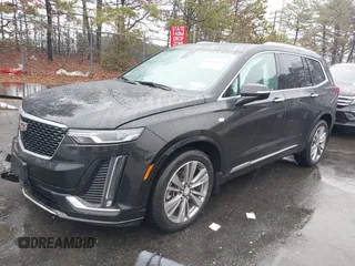 2022 Cadillac XT6 Premium Luxury z VIN 1GYKPDRS8NZ161368, wystawiony jako IAAI lot #41115620 z przebiegiem 140 819 mil mil oraz . Historia ofert i sprzedaży dostępna na DreamBid. Obrazek 2.