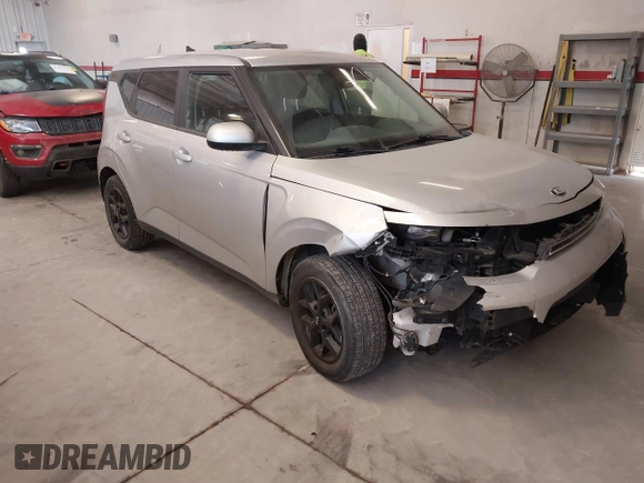 2020 Kia Soul S with VIN KNDJ23AU5L7016093, listed as a IAAI auction lot 41398818 with 113,819 mi miles. Bid and sale history available at carsss.com. Image 1.
