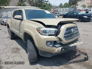 2017 Toyota Tacoma SR5 z VIN 3TMAZ5CN8HM039863, wystawiony jako IAAI lot #42384198 z przebiegiem 53 142 mil mil oraz . Historia ofert i sprzedaży dostępna na DreamBid. Obrazek 1.