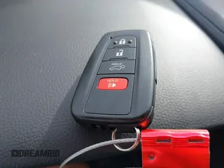 2023 Toyota Highlander L z VIN 5TDKDRAH9PS526978, wystawiony jako IAAI lot #40818784 z przebiegiem 82 801 mil mil oraz . Historia ofert i sprzedaży dostępna na DreamBid. Obrazek 11.
