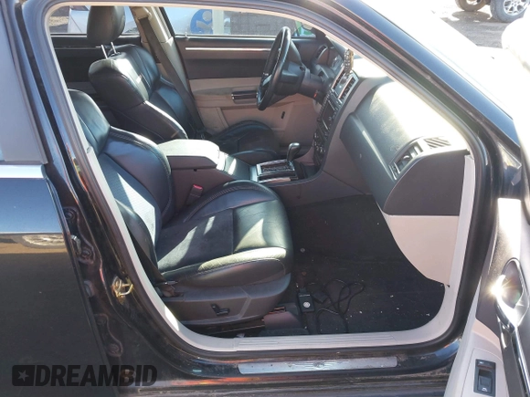 2006 Chrysler 300 C SRT8 with VIN 2C3LA73W06H370568, listed as a IAAI auction lot 41982346 with 133,209 mi miles. Bid and sale history available at carsss.com. Image 5.
