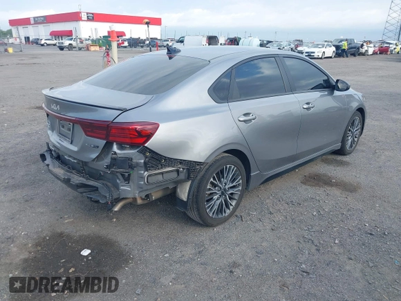 2023 Kia Forte GT-Line z VIN 3KPF54ADXPE665459, wystawiony jako IAAI lot #42102849 z przebiegiem 31 554 mil mil oraz . Historia ofert i sprzedaży dostępna na DreamBid. Obrazek 4.