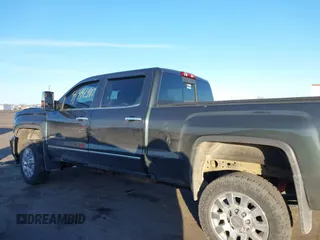 2017 GMC Sierra 2500HD Denali z VIN 1GT12UEG3HF132898, wystawiony jako IAAI lot #41442407 z przebiegiem 83 432 mil mil oraz . Historia ofert i sprzedaży dostępna na DreamBid. Obrazek 15.