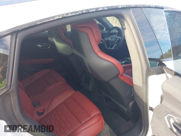 2023 Audi RS e-tron GT z VIN WAUBHBFW5P7903655, wystawiony jako IAAI lot #40952092 z przebiegiem 8 959 mil mil oraz . Historia ofert i sprzedaży dostępna na DreamBid. Obrazek 8.