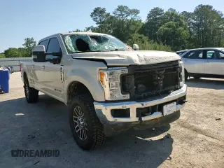 2017 Ford F-250 Lariat z VIN 1FT7W2BT4HEE81000, wystawiony jako Copart lot #54403275 z przebiegiem 125 666 mil mil oraz Czysty tytuł • Clean title. Historia ofert i sprzedaży dostępna na DreamBid. Obrazek 13.