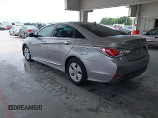 2012 Hyundai Sonata Hybrid z VIN KMHEC4A47CA060132, wystawiony jako IAAI lot #42391529 z przebiegiem 111 293 mil mil oraz . Historia ofert i sprzedaży dostępna na DreamBid. Obrazek 3.