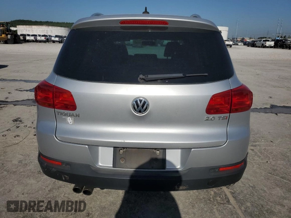 2015 Volkswagen Tiguan S z VIN WVGAV7AX6FW568958, wystawiony jako Copart lot #56716525 z przebiegiem 100 839 mil mil oraz Szkoda całkowita • Salvage title. Historia ofert i sprzedaży dostępna na DreamBid. Obrazek 6.