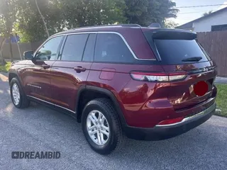 2024 Jeep Grand Cherokee Laredo X z VIN 1C4RJGAG6RC707897, wystawiony jako Copart lot #61268955 z przebiegiem 50 611 mil mil oraz Czysty tytuł • Clean title. Historia ofert i sprzedaży dostępna na DreamBid. Obrazek 3.