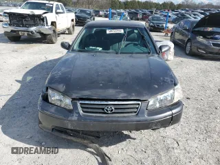 2000 Toyota Camry CE z VIN 4T1BG22KXYU995174, wystawiony jako Copart lot #50632255 z przebiegiem 181 584 mil mil oraz Czysty tytuł • Clean title. Historia ofert i sprzedaży dostępna na DreamBid. Obrazek 5.