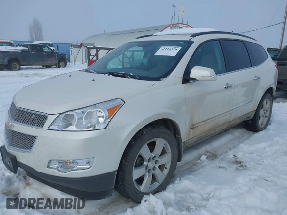 2012 Chevrolet Traverse LTZ z VIN 1GNKVLED6CJ289589, wystawiony jako IAAI lot #41226374 z przebiegiem 122 515 mil mil oraz . Historia ofert i sprzedaży dostępna na DreamBid. Obrazek 2.