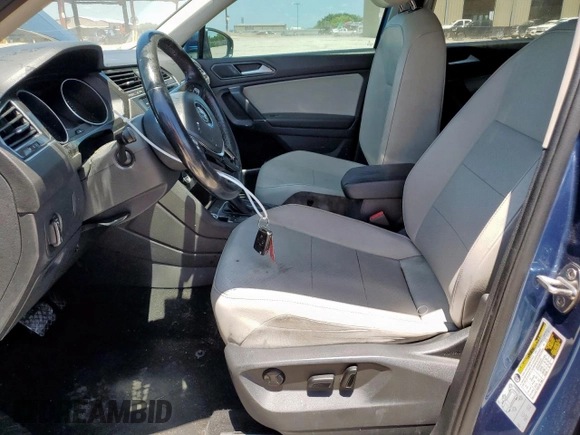 2018 Volkswagen Tiguan SEL z VIN 3VV3B7AX9JM191509, wystawiony jako Copart lot #61357405 z przebiegiem 209 934 mil mil oraz Czysty tytuł • Clean title. Historia ofert i sprzedaży dostępna na DreamBid. Obrazek 7.