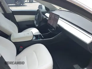 2020 Tesla Model 3 Long Range z VIN 5YJ3E1EB0LF712545, wystawiony jako IAAI lot #42198461 z przebiegiem 22 322 mil mil oraz . Historia ofert i sprzedaży dostępna na DreamBid. Obrazek 5.