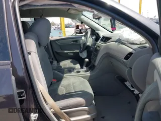2017 Chevrolet Traverse LS z VIN 1GNKRFED1HJ154839, wystawiony jako IAAI lot #42304339 z przebiegiem Nie podano mil oraz . Historia ofert i sprzedaży dostępna na DreamBid. Obrazek 5.
