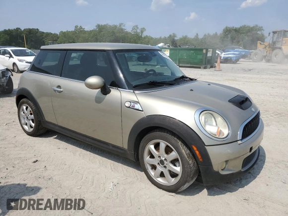 2007 MINI Hardtop S z VIN WMWMF73587TL83630, wystawiony jako Copart lot #59423765 z przebiegiem 129 066 mil mil oraz Czysty tytuł • Clean title. Historia ofert i sprzedaży dostępna na DreamBid. Obrazek 4.