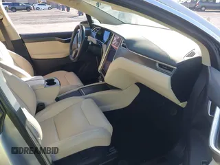 2017 Tesla Model X 90D z VIN 5YJXCAE25HF077689, wystawiony jako IAAI lot #42138029 z przebiegiem 71 574 mil mil oraz . Historia ofert i sprzedaży dostępna na DreamBid. Obrazek 5.