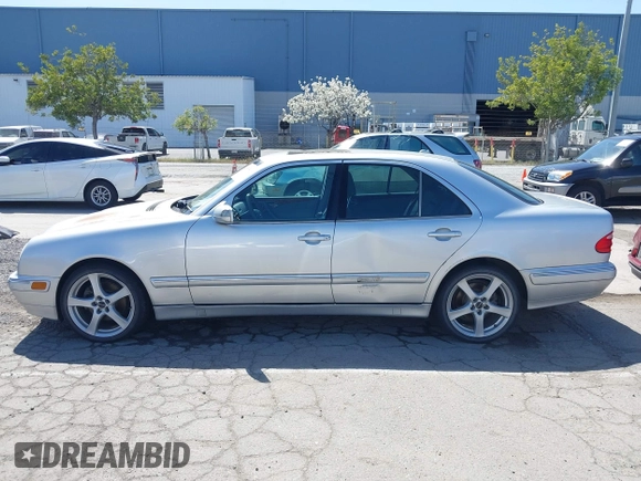 2001 Mercedes-Benz E 320 z VIN WDBJF65J51B311774, wystawiony jako IAAI lot #41953089 z przebiegiem 170 338 mil mil oraz . Historia ofert i sprzedaży dostępna na DreamBid. Obrazek 14.