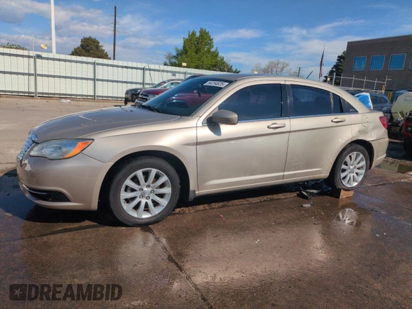 2014 Chrysler 200 Touring z VIN 1C3CCBBB7EN137644, wystawiony jako Copart lot #56254025 z przebiegiem 86 487 mil mil oraz Szkody całkowita. Historia ofert i sprzedaży dostępna na DreamBid. Obrazek 1.
