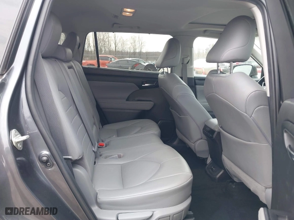 2020 Toyota Highlander XLE with VIN 5TDGZRBH1LS032856, listed as a IAAI auction lot 41675955 with 19,210 mi miles. Bid and sale history available at carsss.com. Image 8.