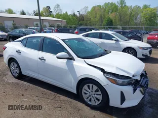 2024 Nissan Sentra S z VIN 3N1AB8BV9RY296423, wystawiony jako IAAI lot #42070068 z przebiegiem 34 304 mil mil oraz . Historia ofert i sprzedaży dostępna na DreamBid. Obrazek 1.