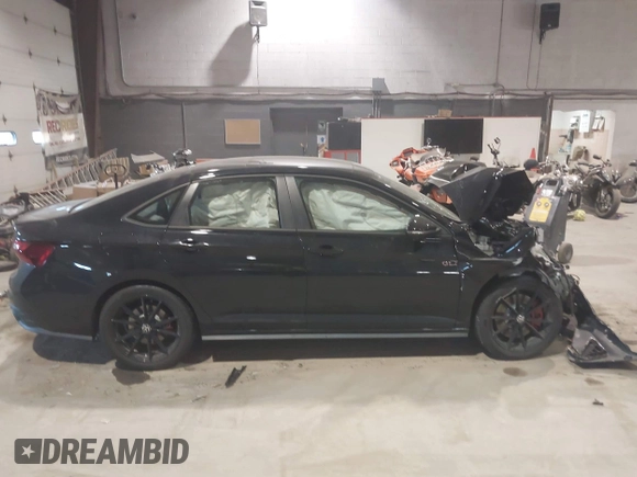 2025 Volkswagen Jetta GLI Autobahn z VIN 3VW2T7BU5SM021237, wystawiony jako IAAI lot #41271660 z przebiegiem 1092 mil mil oraz . Historia ofert i sprzedaży dostępna na DreamBid. Obrazek 14.