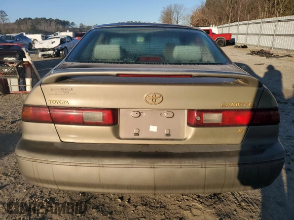 1999 Toyota Camry LE z VIN JT2BF22K0X0167589, wystawiony jako Copart lot #42699015 z przebiegiem 198 634 mil mil oraz Czysty tytuł • Clean title. Historia ofert i sprzedaży dostępna na DreamBid. Obrazek 6.