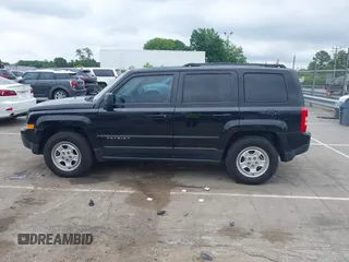 2017 Jeep Patriot Sport z VIN 1C4NJPBA3HD102608, wystawiony jako IAAI lot #42346928 z przebiegiem 149 438 mil mil oraz . Historia ofert i sprzedaży dostępna na DreamBid. Obrazek 14.