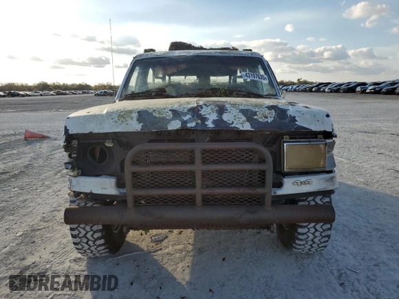 1989 Ford Bronco Custom z VIN 1FMEU15H7KLB31566, wystawiony jako Copart lot #43197635 z przebiegiem Nie podano mil oraz Czysty tytuł • Clean title. Historia ofert i sprzedaży dostępna na DreamBid. Obrazek 5.