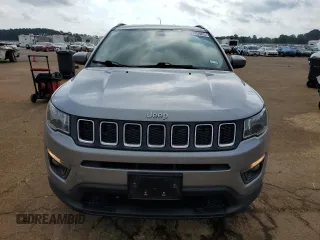 2019 Jeep Compass Altitude z VIN 3C4NJCBBXKT652245, wystawiony jako Copart lot #54715085 z przebiegiem 137 321 mil mil oraz Szkoda całkowita • Salvage title. Historia ofert i sprzedaży dostępna na DreamBid. Obrazek 5.