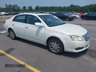 2008 Toyota Avalon XL z VIN 4T1BK36B68U304964, wystawiony jako IAAI lot #42381930 z przebiegiem 220 139 mil mil oraz . Historia ofert i sprzedaży dostępna na DreamBid. Obrazek 1.