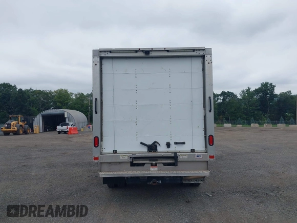 2018 Ford Transit z VIN 1FDBF8ZM3JKA90502, wystawiony jako IAAI lot #42545271 z przebiegiem 104 971 mil mil oraz . Historia ofert i sprzedaży dostępna na DreamBid. Obrazek 16.