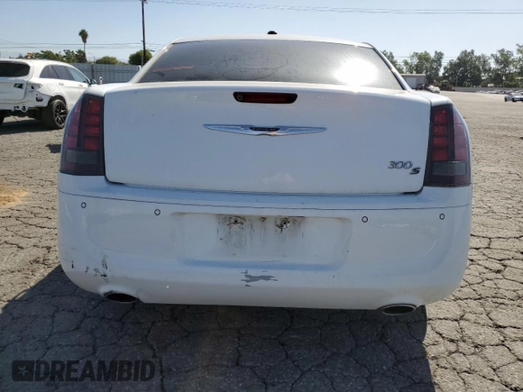 2014 Chrysler 300 S z VIN 2C3CCABG2EH273081, wystawiony jako Copart lot #56634365 z przebiegiem 117 686 mil mil oraz Czysty tytuł • Clean title. Historia ofert i sprzedaży dostępna na DreamBid. Obrazek 6.