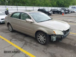 2007 Toyota Avalon XL z VIN 4T1BK36B07U190331, wystawiony jako IAAI lot #42265318 z przebiegiem 133 940 mil mil oraz . Historia ofert i sprzedaży dostępna na DreamBid. Obrazek 1.