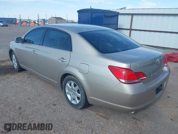 2007 Toyota Avalon XL z VIN 4T1BK36B97U233967, wystawiony jako IAAI lot #42501668 z przebiegiem 143 480 mil mil oraz . Historia ofert i sprzedaży dostępna na DreamBid. Obrazek 3.