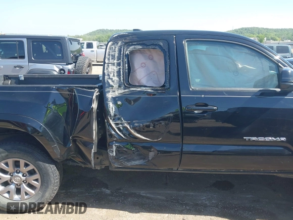 2017 Toyota Tacoma SR z VIN 5TFSX5EN4HX056886, wystawiony jako IAAI lot #42264479 z przebiegiem 97 895 mil mil oraz . Historia ofert i sprzedaży dostępna na DreamBid. Obrazek 19.