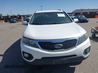 2011 Kia Sorento EX z VIN 5XYKUDA29BG090671, wystawiony jako IAAI lot #42268857 z przebiegiem 146 770 mil mil oraz . Historia ofert i sprzedaży dostępna na DreamBid. Obrazek 6.
