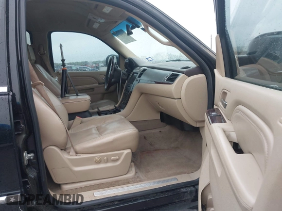 2010 Cadillac Escalade z VIN 1GYUKAEF7AR114664, wystawiony jako IAAI lot #41960278 z przebiegiem 138 327 mil mil oraz . Historia ofert i sprzedaży dostępna na DreamBid. Obrazek 5.