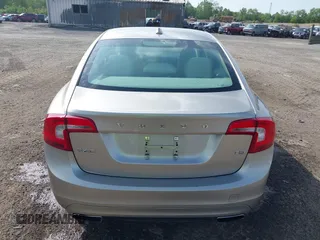 2014 Volvo S60 T5 z VIN YV1612FS3E2278344, wystawiony jako IAAI lot #42135203 z przebiegiem 43 876 mil mil oraz . Historia ofert i sprzedaży dostępna na DreamBid. Obrazek 17.