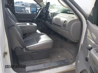2009 GMC Sierra 2500HD z VIN 1GTHC44KX9E129618, wystawiony jako IAAI lot #41351695 z przebiegiem 133 304 mil mil oraz . Historia ofert i sprzedaży dostępna na DreamBid. Obrazek 5.
