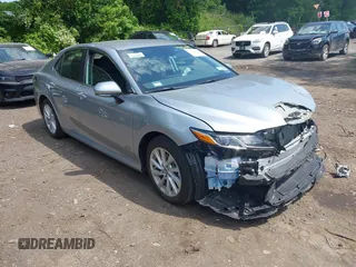 2024 Toyota Camry LE z VIN 4T1C11AK6RU259822, wystawiony jako IAAI lot #42370617 z przebiegiem 5 744 mil mil oraz . Historia ofert i sprzedaży dostępna na DreamBid. Obrazek 1.