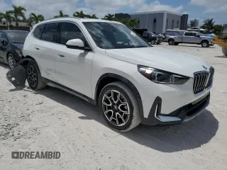2025 BMW X1 xDrive28i z VIN WBX73EF01S5241553, wystawiony jako Copart lot #54432265 z przebiegiem 489 mil mil oraz Szkody całkowita. Historia ofert i sprzedaży dostępna na DreamBid. Obrazek 4.