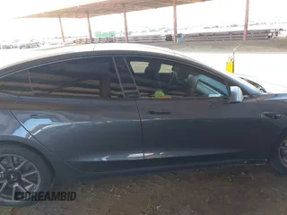 2022 Tesla Model 3 Long Range z VIN 5YJ3E1EB5NF205806, wystawiony jako IAAI lot #42063489 z przebiegiem 63 307 mil mil oraz . Historia ofert i sprzedaży dostępna na DreamBid. Obrazek 13.