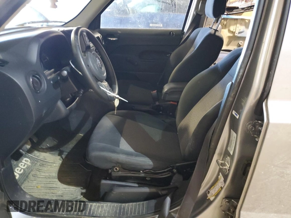 2016 Jeep Patriot Sport SE z VIN 1C4NJPBA8GD679214, wystawiony jako Copart lot #88990335 z przebiegiem 131 640 mil mil oraz Szkoda całkowita • Salvage title. Historia ofert i sprzedaży dostępna na DreamBid. Obrazek 7.