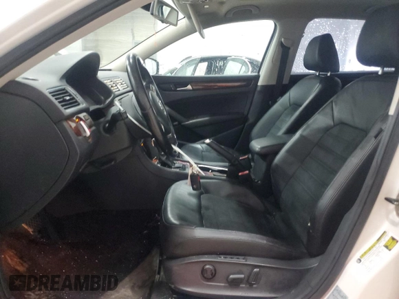 2013 Volkswagen Passat SEL Premium z VIN 1VWCP7A30DC100014, wystawiony jako Copart lot #55271515 z przebiegiem 139 484 mil mil oraz Szkoda całkowita • Salvage title. Historia ofert i sprzedaży dostępna na DreamBid. Obrazek 7.