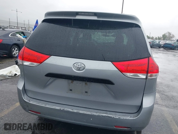 2012 Toyota Sienna z VIN 5TDZK3DC6CS263912, wystawiony jako IAAI lot #42174360 z przebiegiem 95 216 mil mil oraz . Historia ofert i sprzedaży dostępna na DreamBid. Obrazek 17.